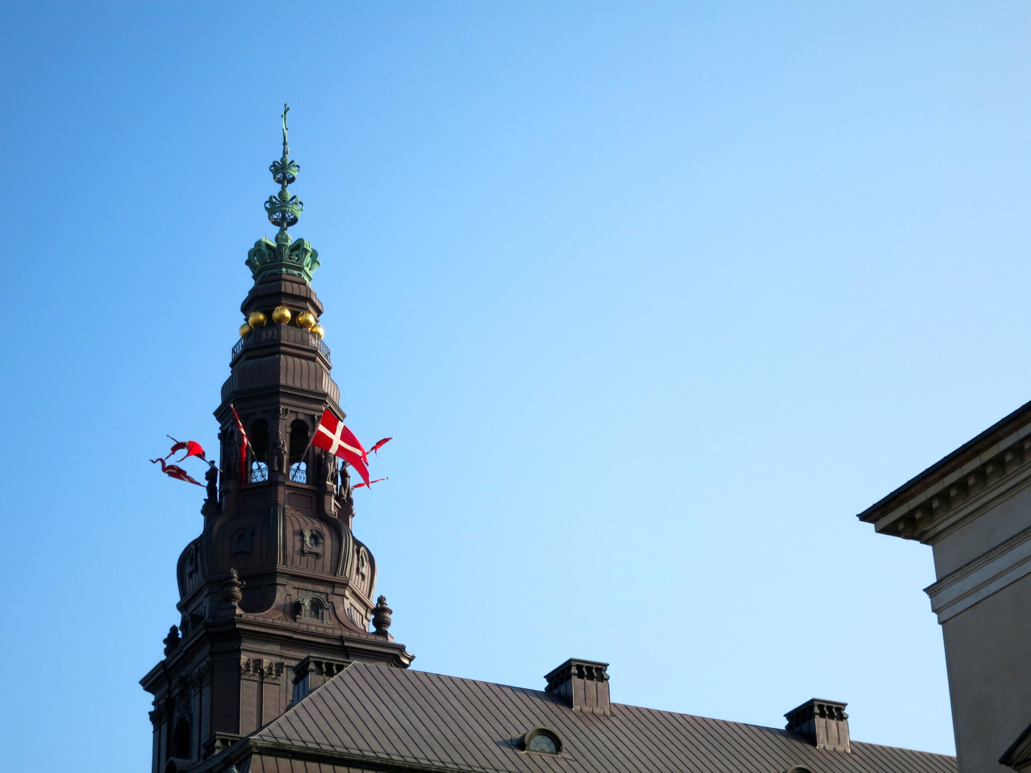 Christiansborg Slotstårn med flag